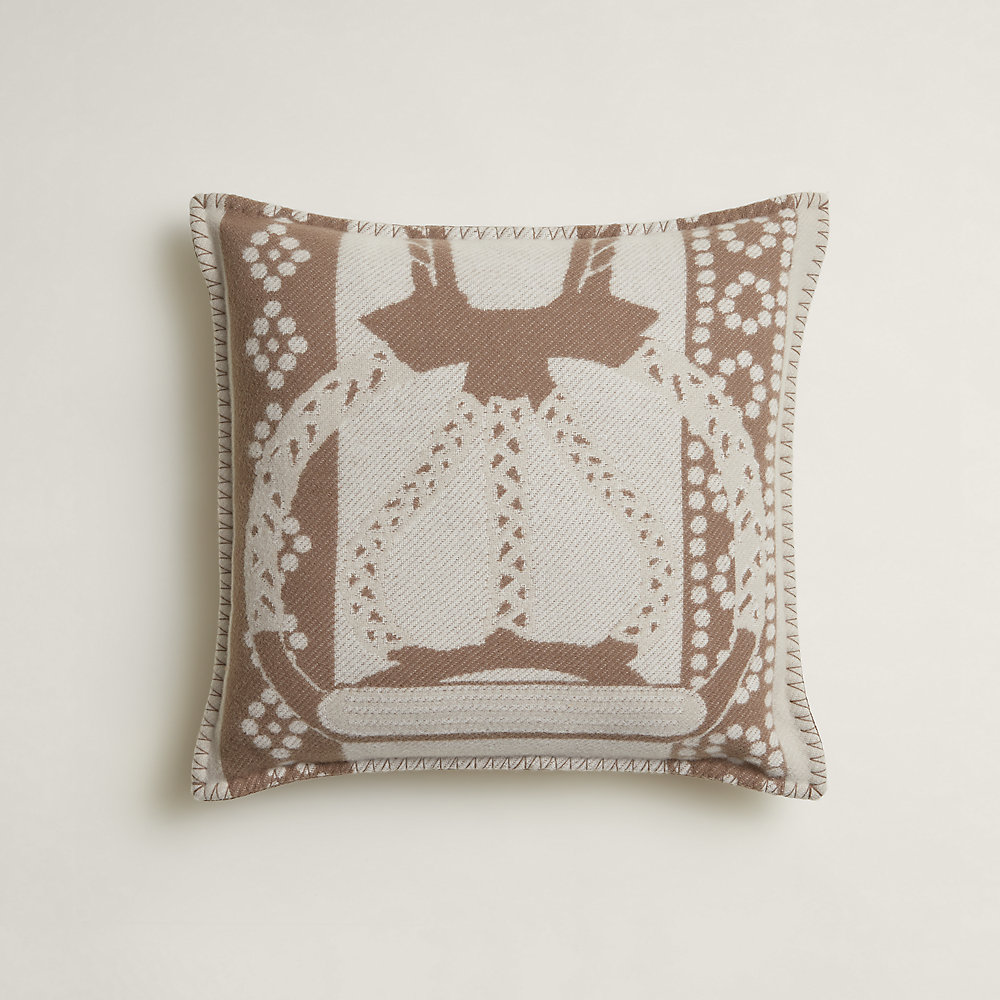 クッション ジャカード 《鐙の幻想》 | Hermès - エルメス-公式サイト